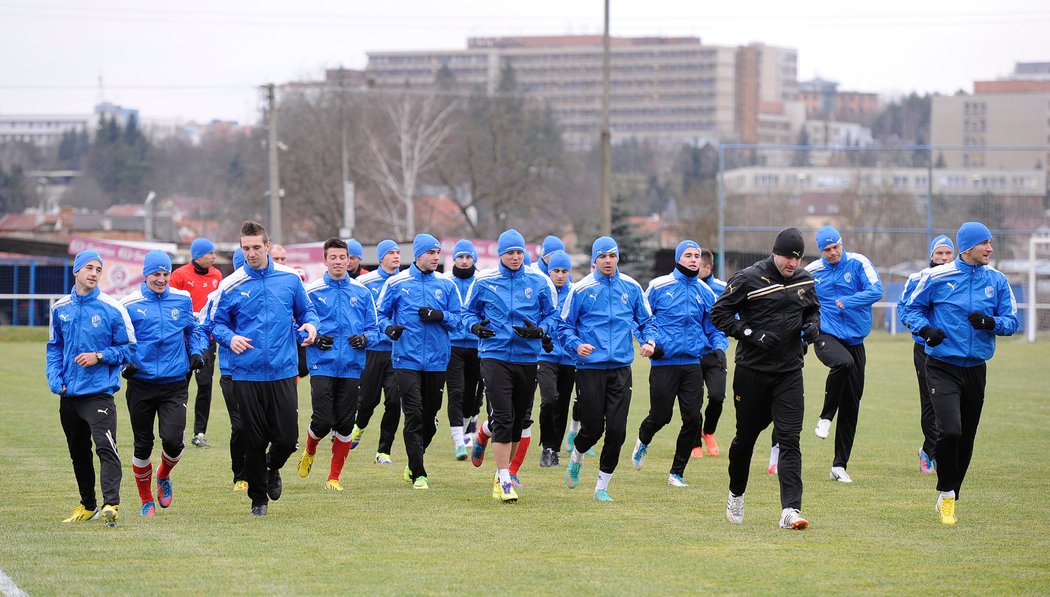 Fotbalisté Plzně se rozklusávají před prvním tréninkem v roce 2013