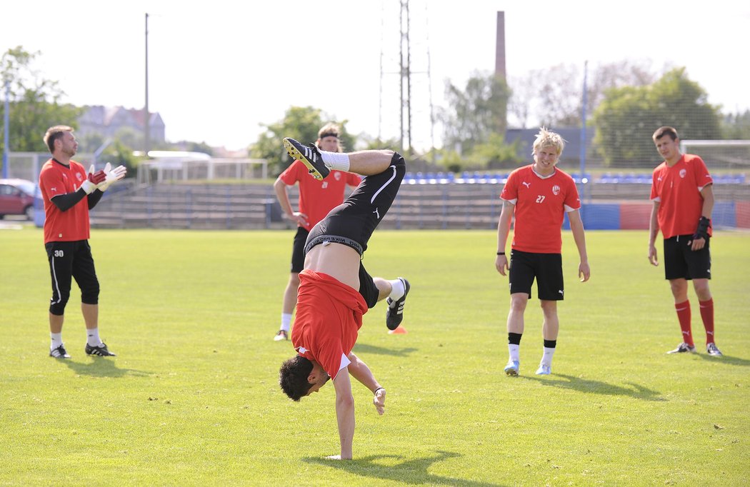 Fotbalisté předváděli i akrobatické kousky