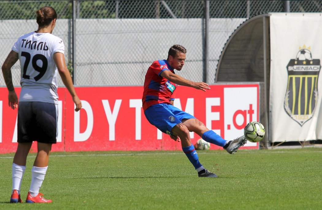 Plzeňský záložník Jan Kovařík centruje na branku v generálce s Ufou