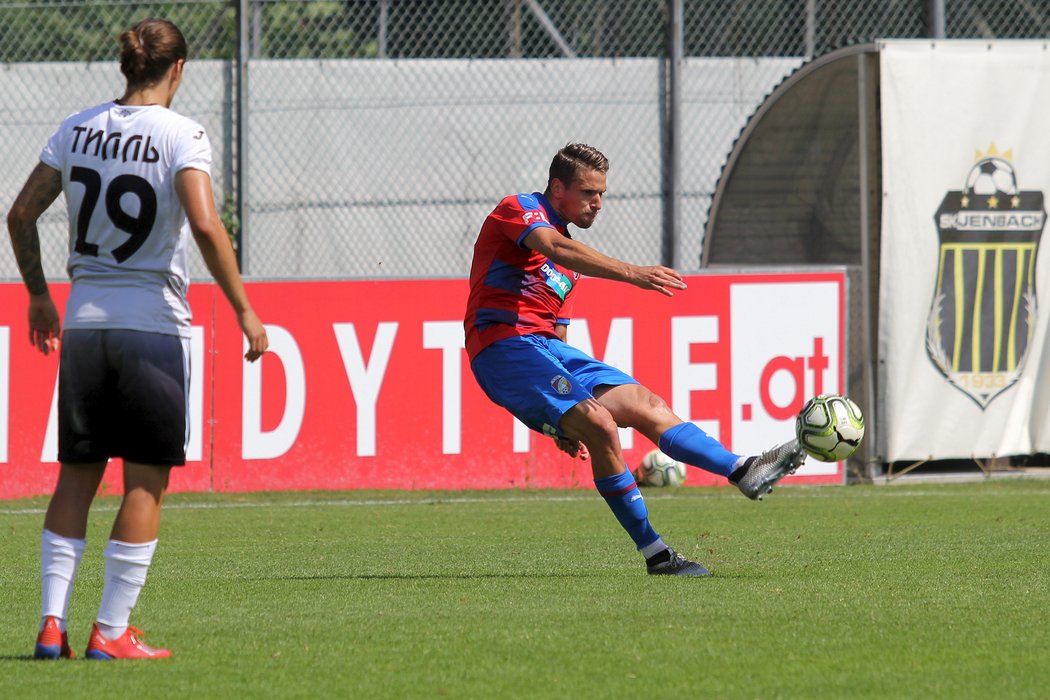 Plzeňský záložník Jan Kovařík centruje na branku v generálce proti ruské Ufě