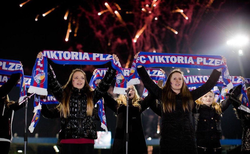 Pěvecký soubor Andílci vystoupil na vánoční akci Viktorie Plzeň, fanoušci se dobře bavili.
