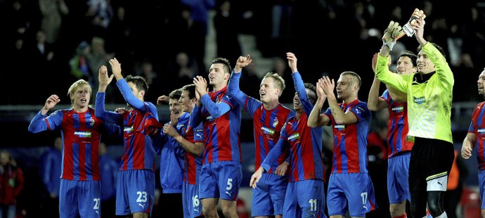 Fotbalisté Viktorie Plzeň v prosinci 2011, kdy v Edenu remizovali s AC Milán a postoupili do jarní fáze Evropské ligy