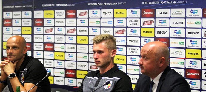 Plzeňský trenér Adrian Guľa, kapitán Jakub Brabec a generální ředitel Adolf Šádek na tiskové konferenci před sezonou