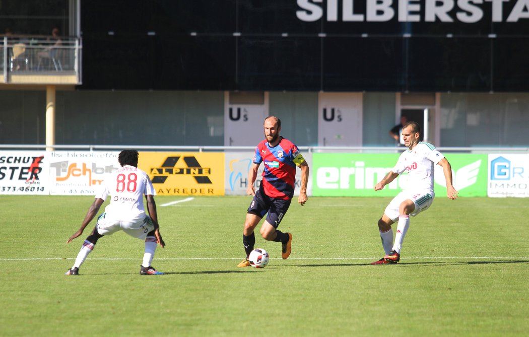 Plzeňský kapitán Roman Hubník vyváží balon v zápase s Lokomotivem Moskva