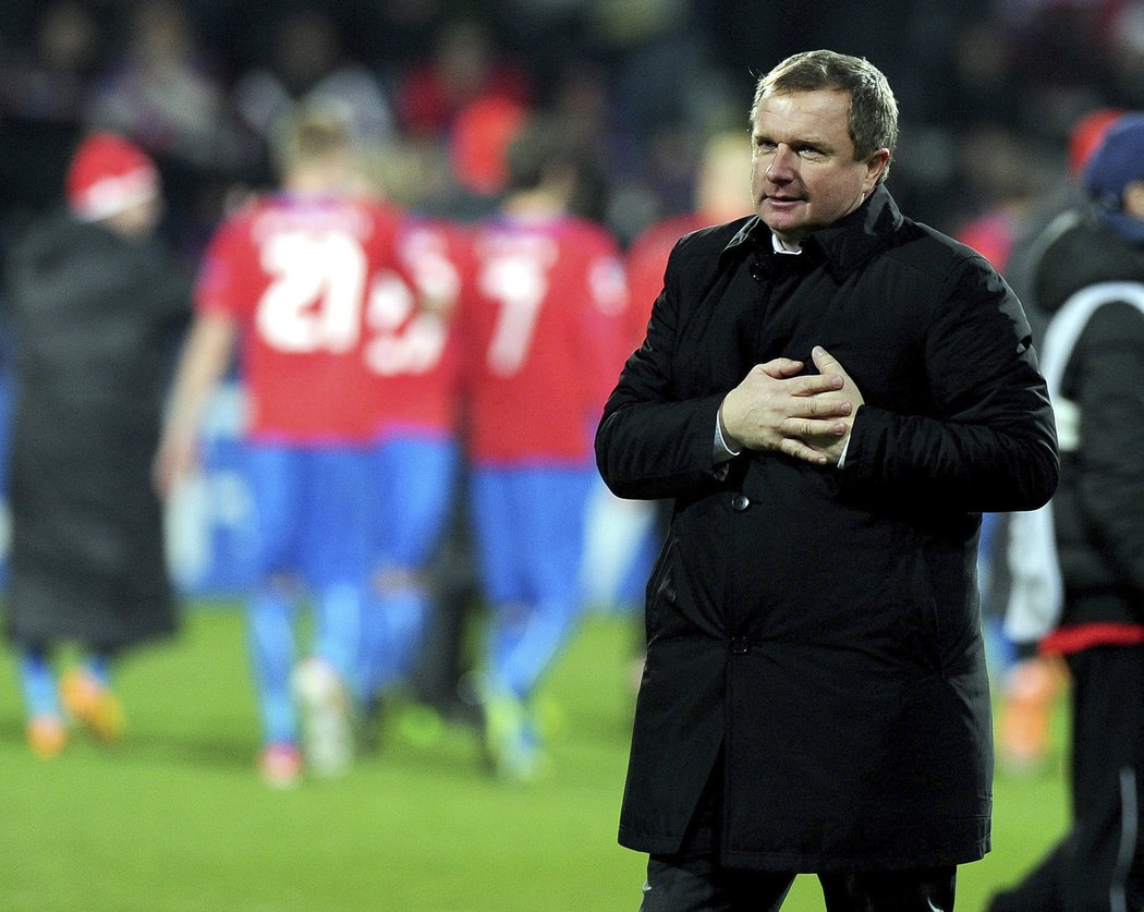 Pavel Vrba děkuje plzeňským fanouškům po výhře nad CSKA Moskva v prosinci 2013