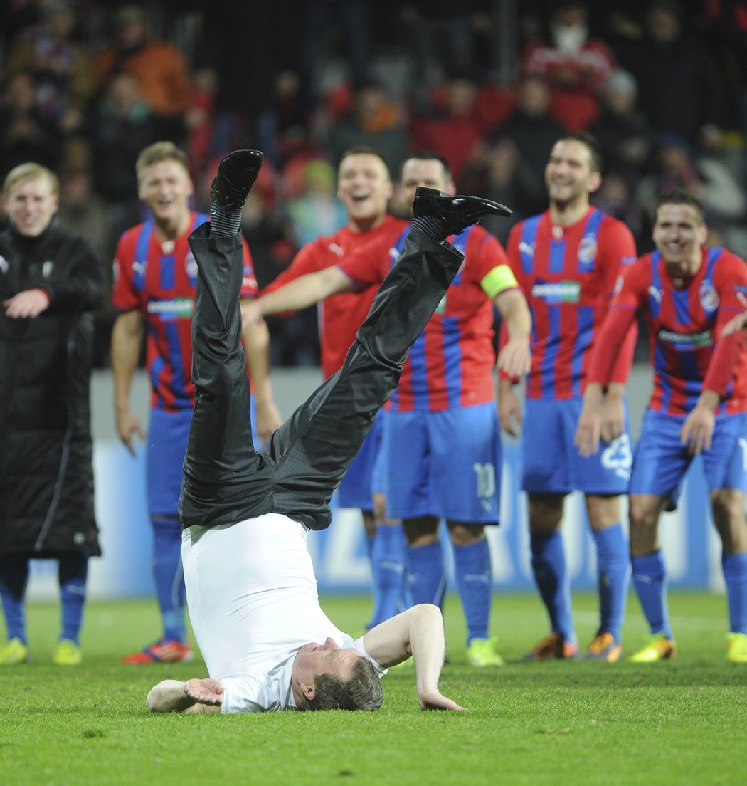 Pavel Vrba a jeho vítězný kotrmelec po utkání Plzně s CSKA Moskva v prosinci 2013