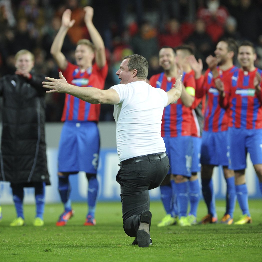 Pavel Vrba při vítězné děkovačce plzeňských fotbalistů v prosinci 2013 po výhře nad CSKA Moskva