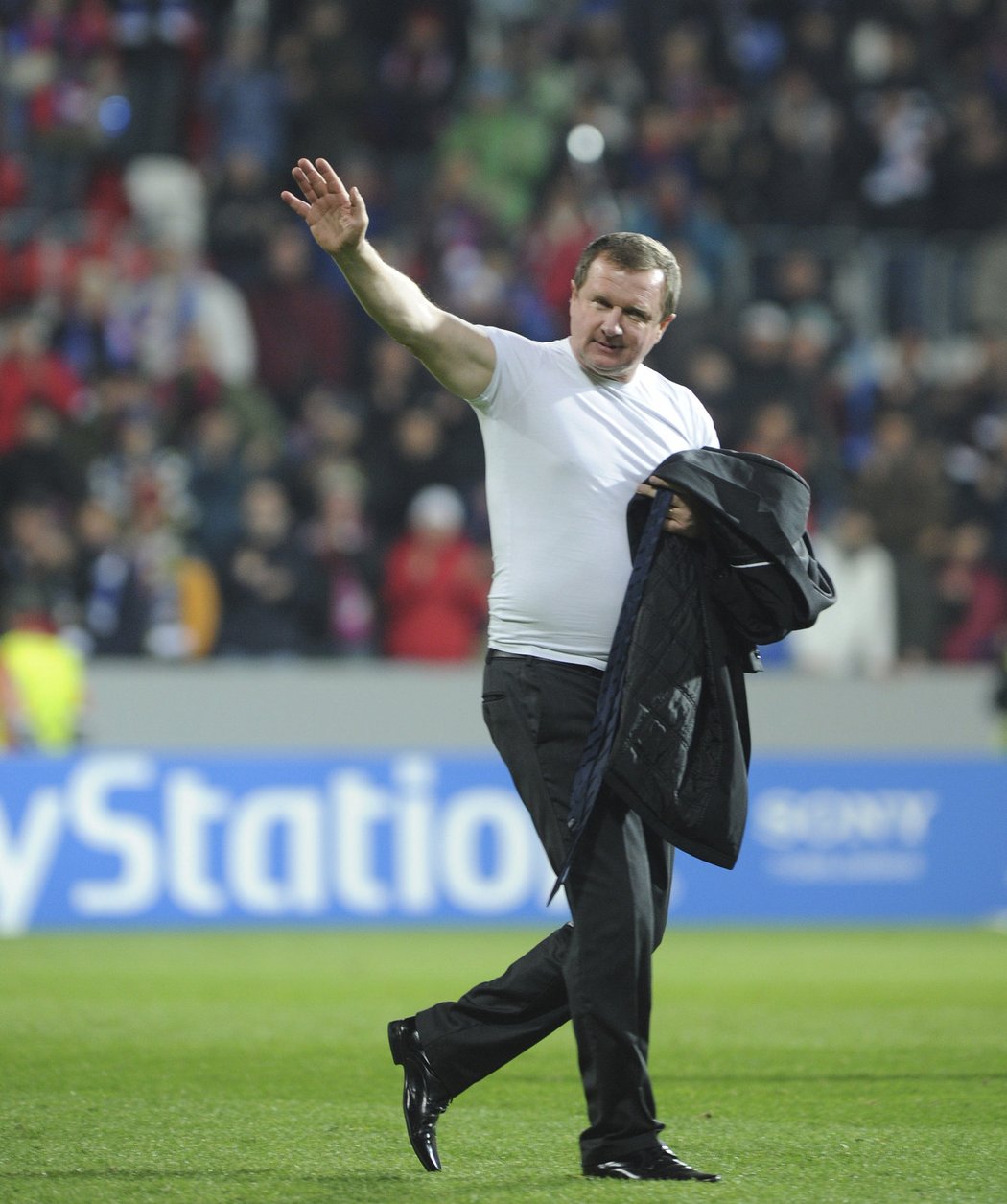 Pavel Vrba děkuje fanouškům po výhře Viktorie Plzeň nad CSKA Moskva na podzim 2013