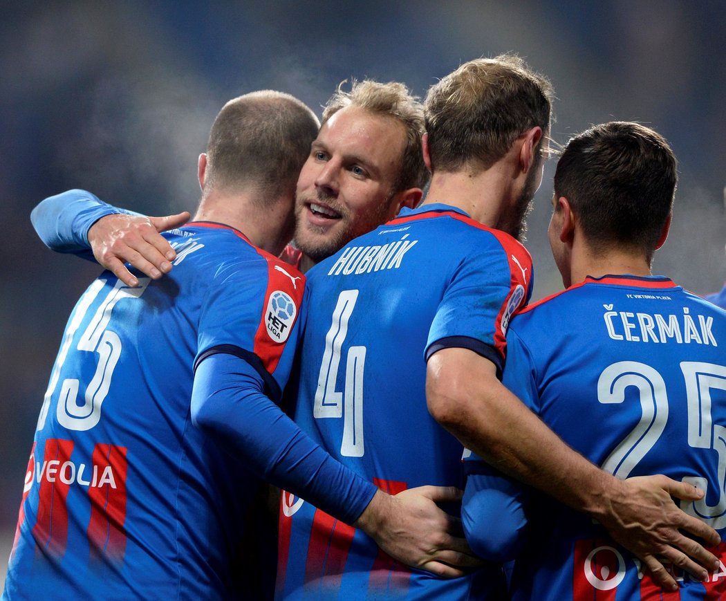 Plzeňští fotbalisté slaví jednu z branek v utkání evropských pohárů