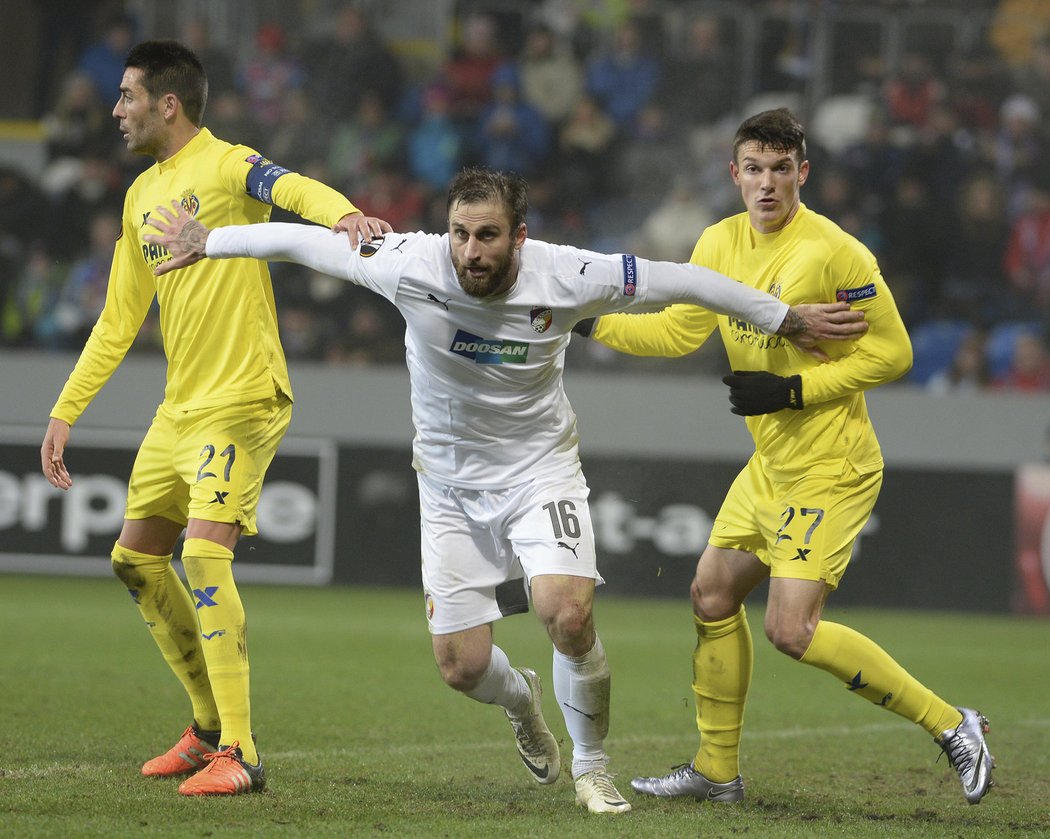 Jan Holenda v obklíčení hostujících fotbalistů