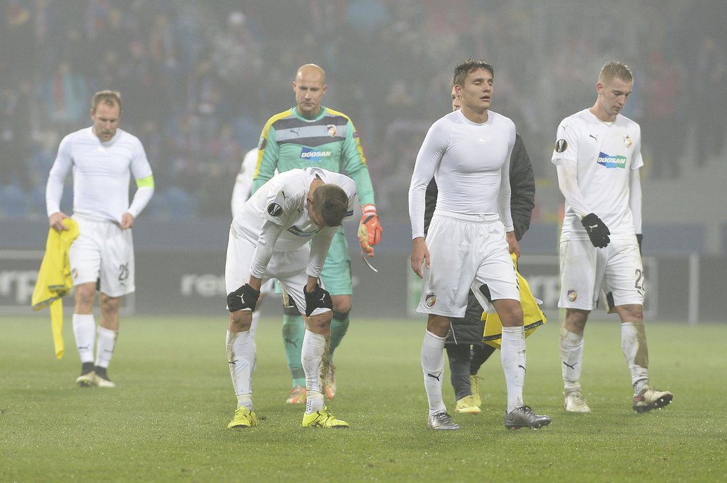 Zklamaní fotbalisté Plzně po závěrečném utkání v Villarrealem.