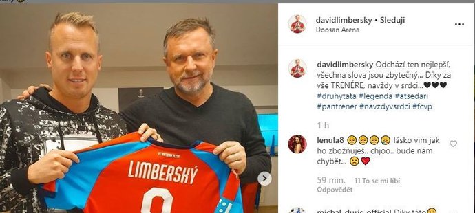 David Limberský na svém instagramovém účtu zveřejnil fotku s trenérem Pavlem Vrbou, kterému na rozloučenou věnoval dres