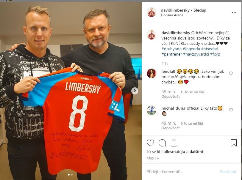 David Limberský na svém instagramovém účtu zveřejnil fotku s trenérem Pavlem Vrbou, kterému na rozloučenou věnoval dres