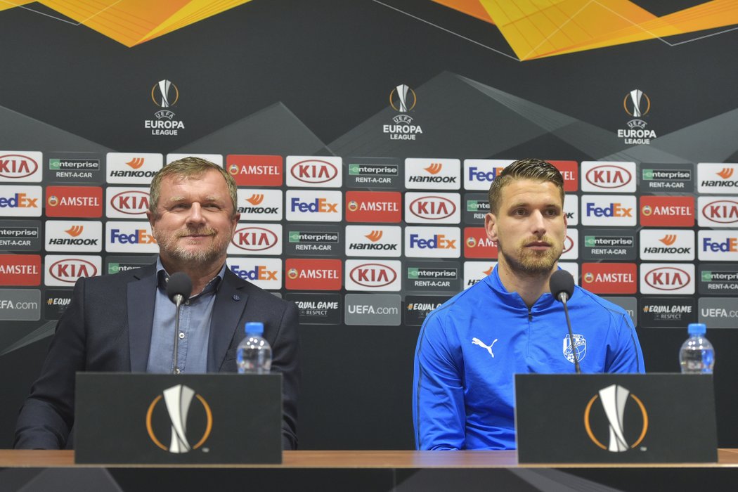 Kouč Plzně Pavel Vrba (vlevo) a záložník Jan Kovařík na tiskové konferenci před utkáním s Dinamem Záhřeb