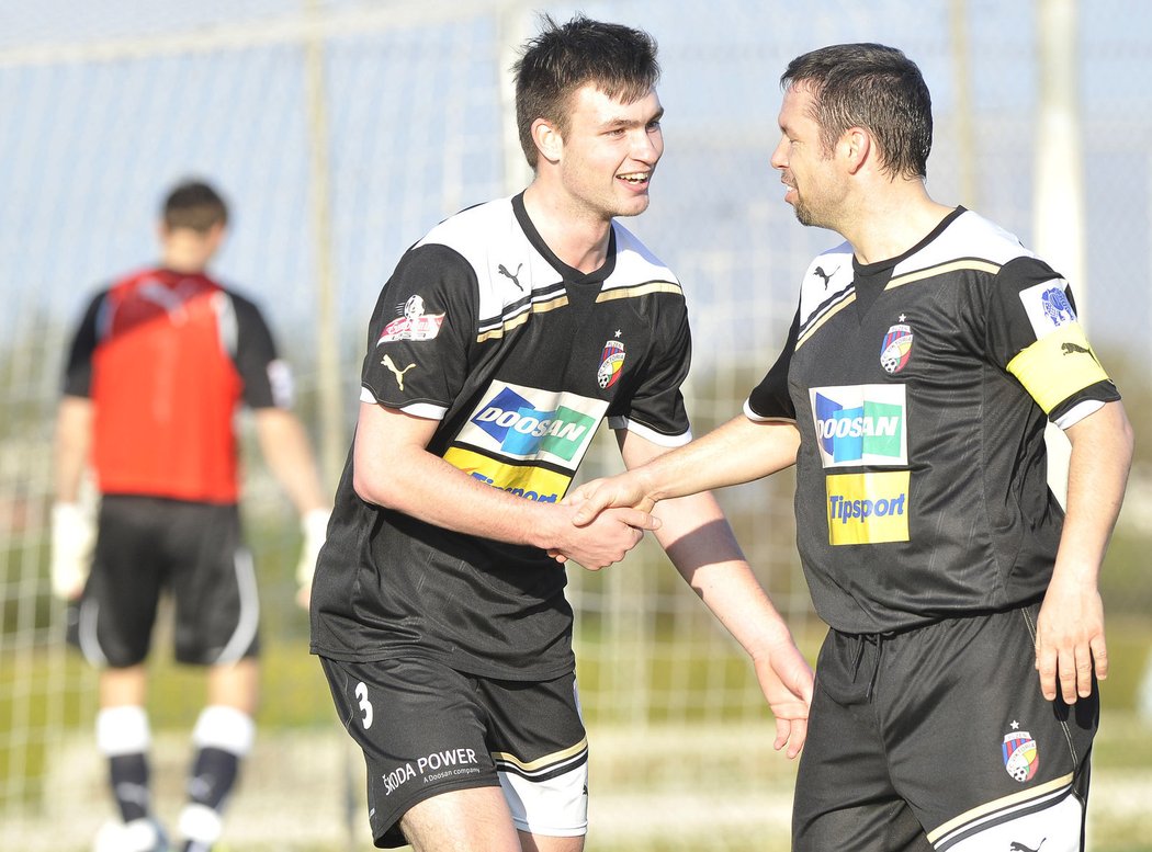 Tomáš Wágner(vlevo), nedávná posila z Příbrami, přijímá gratulace od Pavla Horvátha za svůj první gól v plzeňském dresu.