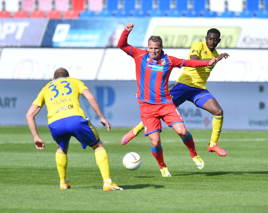 Plzeňský obránce David Limberský uprostřed zlínské dvojice hráčů v dohrávce FORTUNA:LIGY