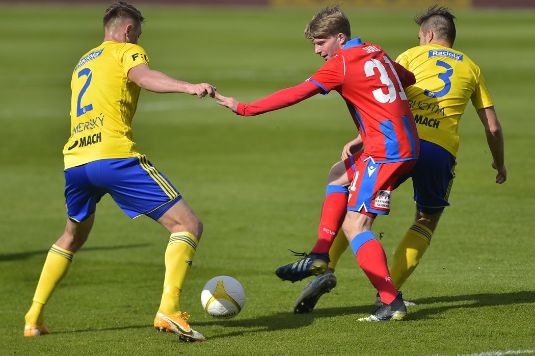 Plzeňský záložník Pavel Šulc se snaží prosadit v utkání proti Zlínu