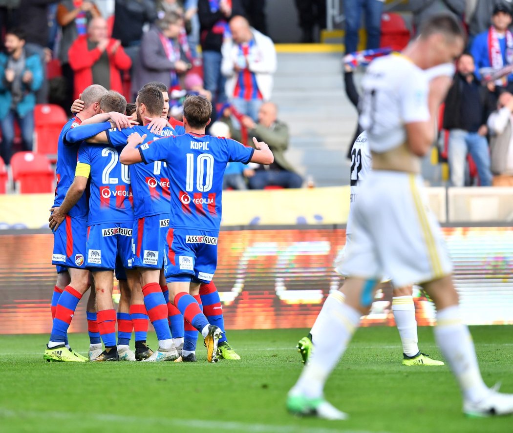 Plzeňští fotbalisté ve chvíli, kdy proti Zlínu vstřelili druhou branku