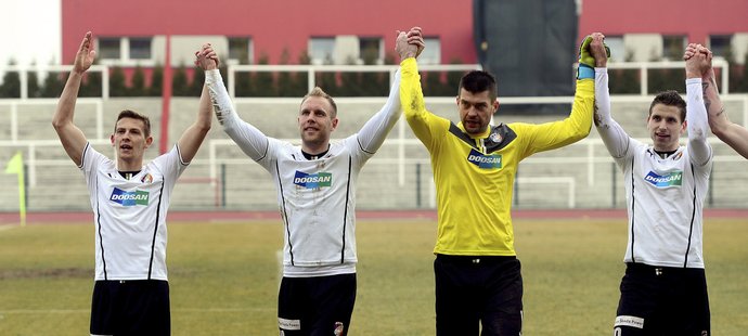 Fotbalisté Plzně slaví s fanoušky vítězství nad Duklou