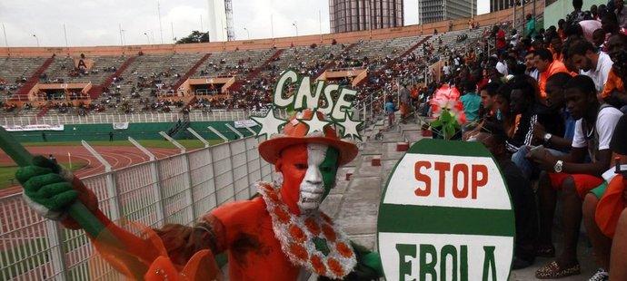 Fanoušek Pobřeží slonoviny na Poháru afrických národů v Abidjanu a jeho jasný vzkaz: Zastavte ebolu!