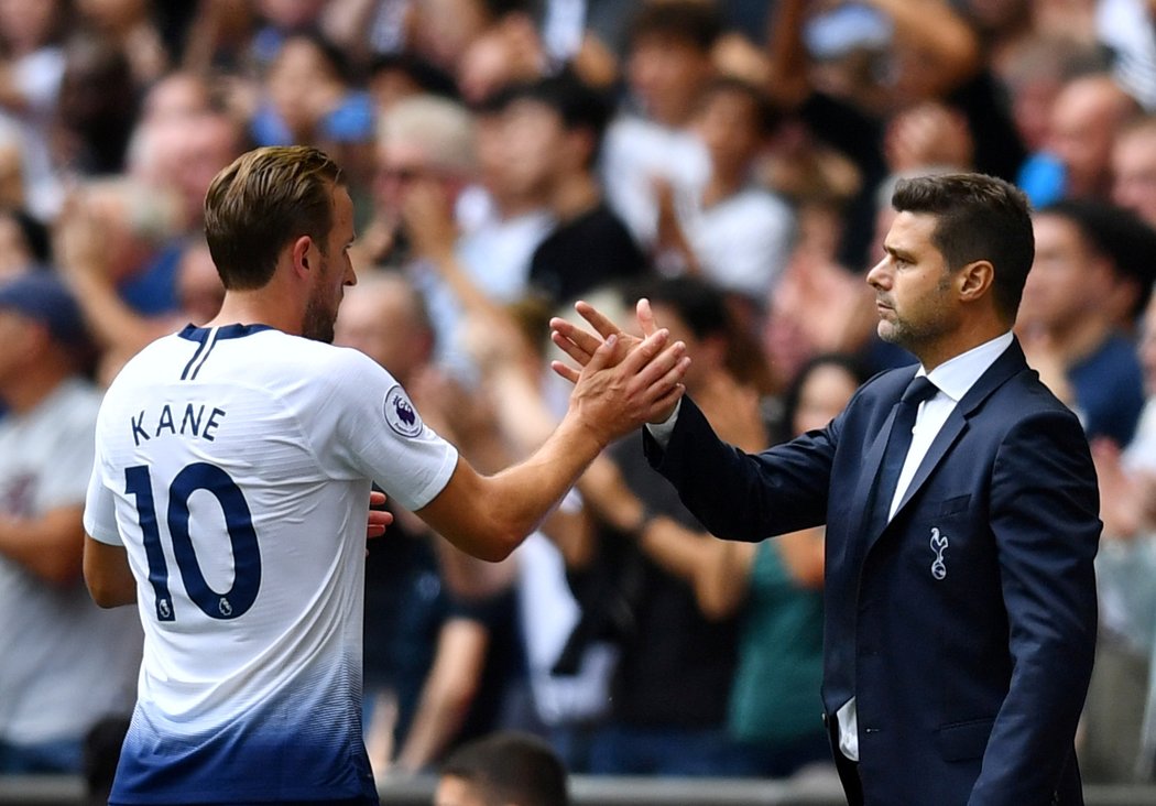 Útočník Tottenhamu Harry Kane a jeho bývalý trenér Mauricio Pochettino