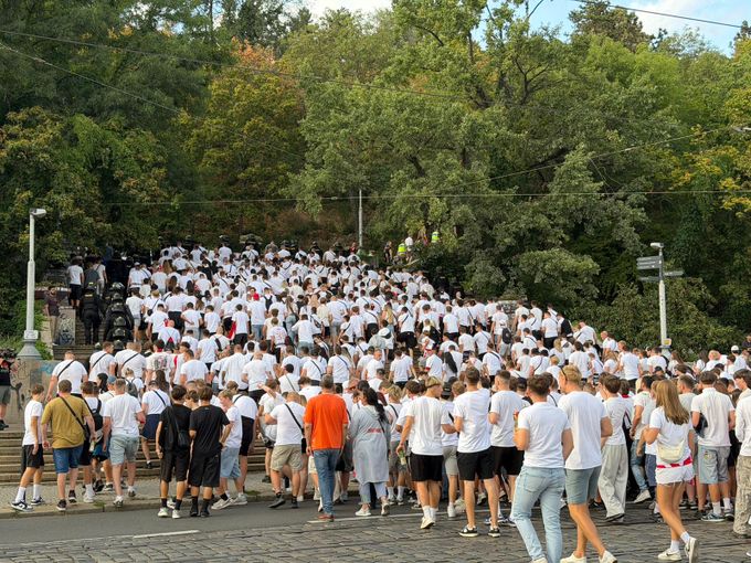 Přípravy na derby ONLINE: Slávisté jsou na Letné. Policie obklíčila fanoušky Sparty Přípravy na derby ONLINE: Slávisté jsou na Letné. Policie obklíčila fanoušky Sparty