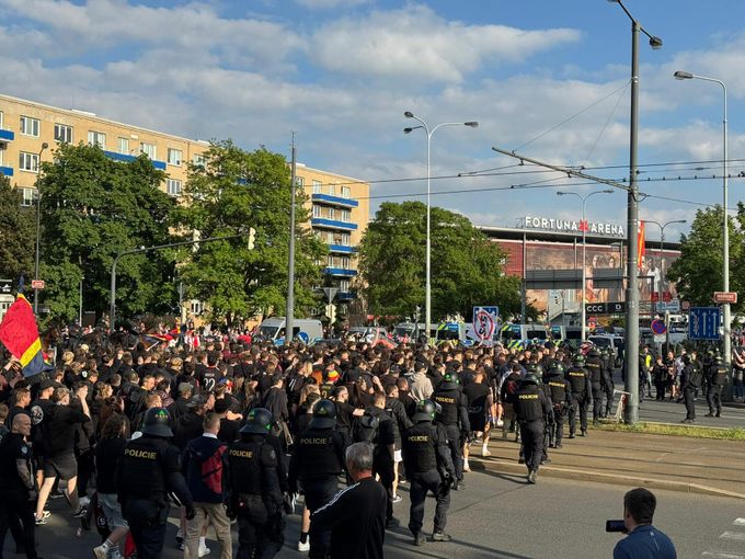 Fanoušci Sparty dorazili do Edenu! Na pochod dohlíželi policisté, v akci i vrtulník Fanoušci Sparty dorazili do Edenu! Na pochod dohlíželi policisté, v akci i vrtulník