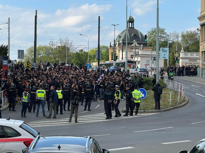 Fanoušci Sparty míří do Edenu, na pochod dohlíží policisté. V akci i vrtulník Fanoušci Sparty míří do Edenu, na pochod dohlíží policisté. V akci i vrtulník