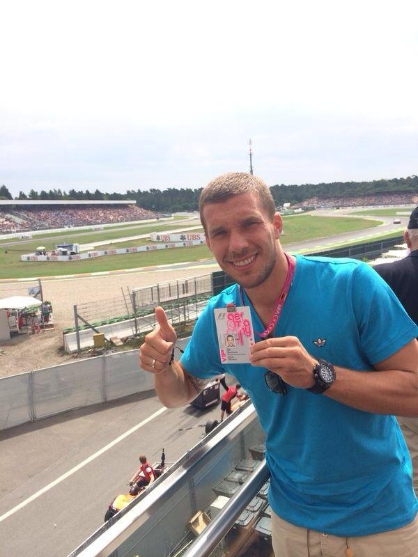 Útočník Lukas Podolski se byl podívat na závody Formule 1