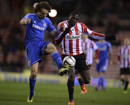 Stoper Chelsea David Luiz v souboji s Jozy Altidorem ze Sunderlandu