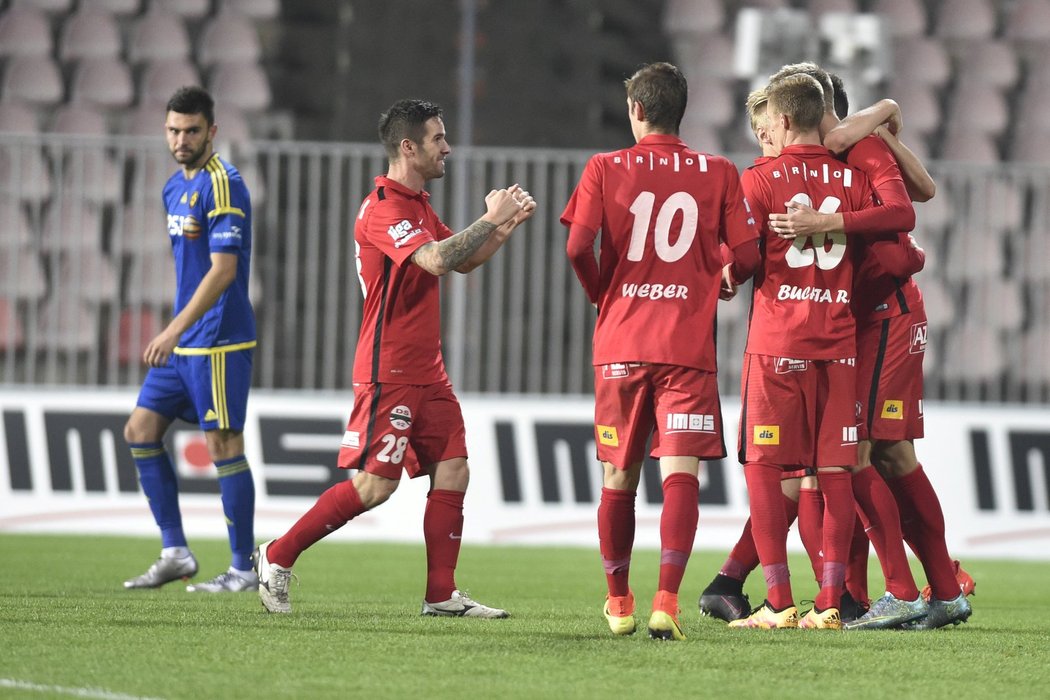 Fotbalisté Brna se radují z gólu v pohárovém zápase s Jihlavou