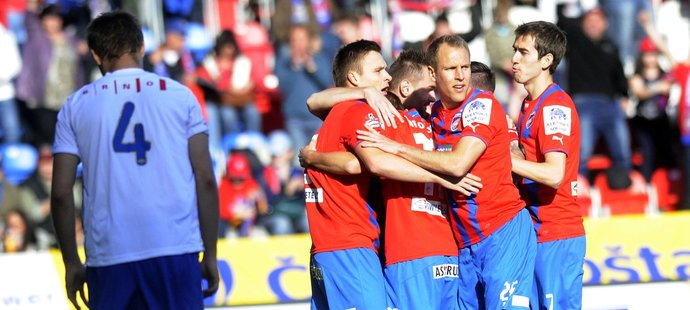 Fotbalisté Plzně se radují z gólu Stanislava Tecla v semifinále poháru proti Brnu