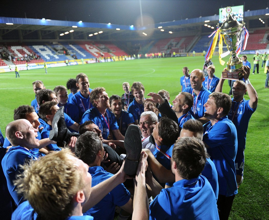 Uličný na Hrad! Nebo alespoň nad hlavy slavících olomouckých fotbalistů