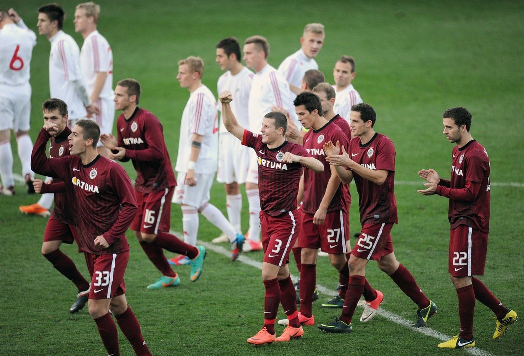 Fotbalisté Sparty (zleva) Alexandr Jakubov, Pavel Kadeřábek, Manuel Pamič, Roman Polom, Mario Holek a Jozef Hušbauer se radují z postupu v penaltovém rozstřelu proti Žižkovu