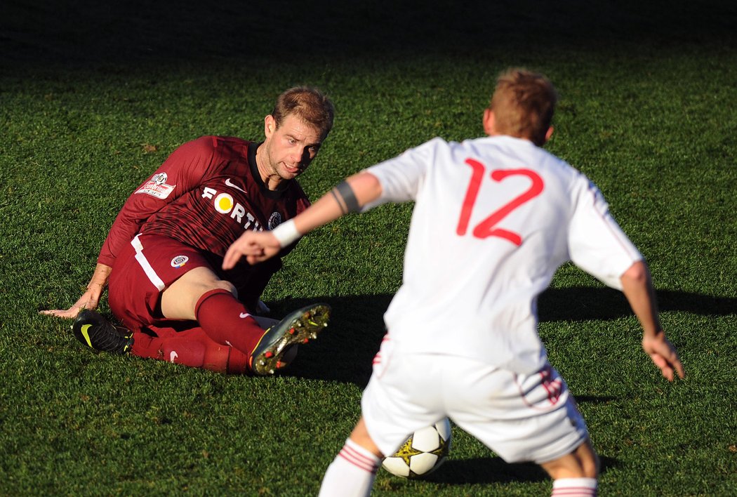 Sparťanský obránce Vlastimil Vidlička v souboji s žižkovským Pavlem Čermákem v zápase 3. kola Poháru České pošty. Sparta vyhrála až po penaltovém rozstřelu.