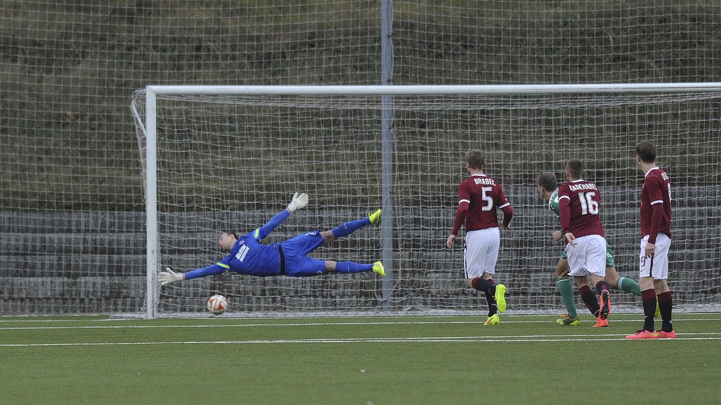 Brankář Štěch se po přímém kopu natahoval marně