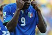 Italský útočník Mario Balotelli se během utkání s Brazílií na Poháru FIFA hodně divil a gestikuloval směrem k rozhodčímu