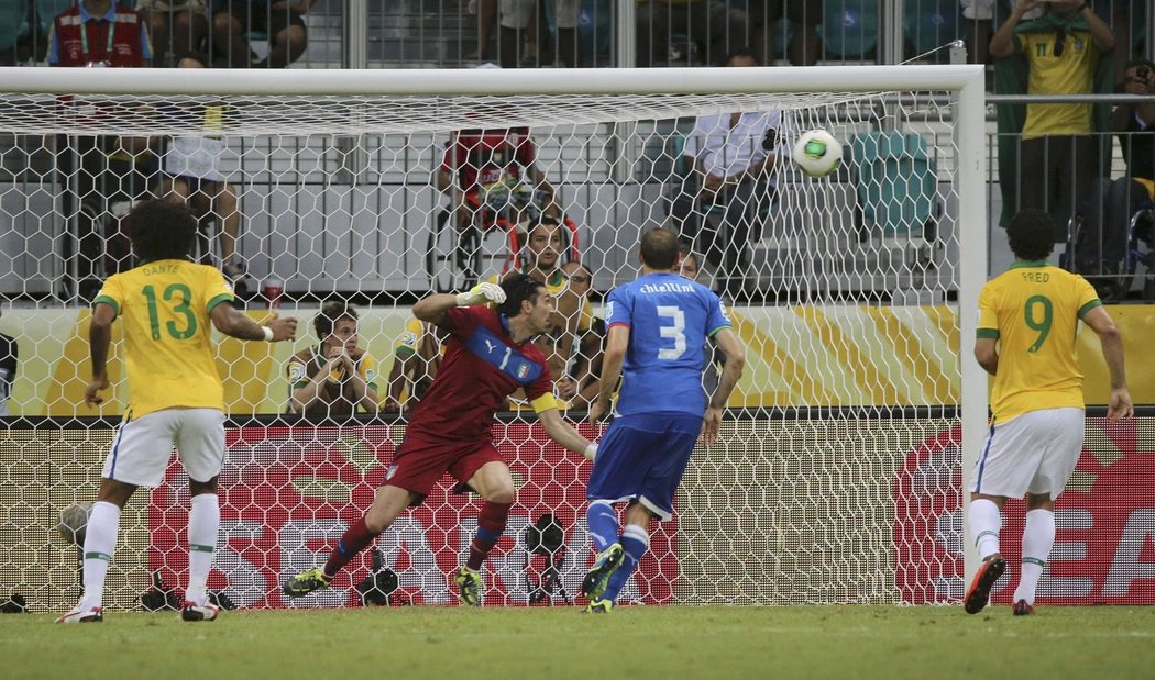 Brazilský fotbalový Bůh se jmenuje Neymar. Proti Itálii na Poháru FIFA vstřelil nádherný gól. Italský gólman Buffon neměl nárok.