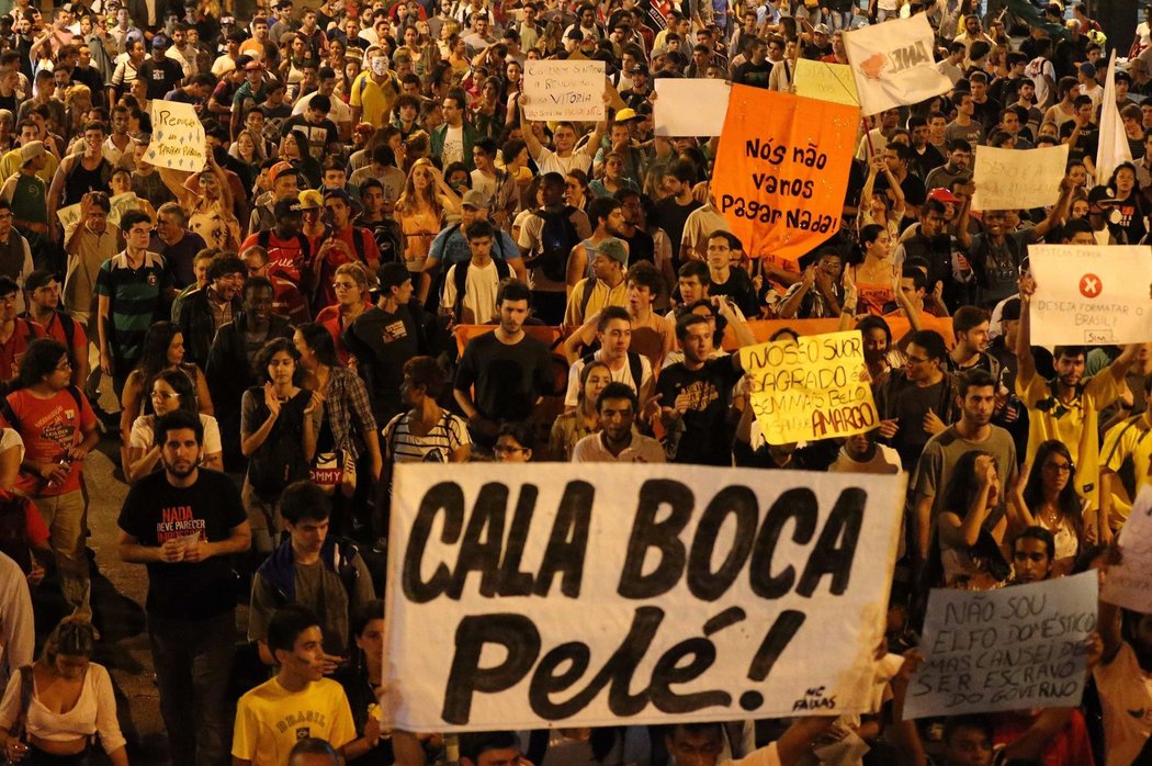 Brazilská fotbalová legenda Pelé vynechá finále Poháru FIFA. Média odhadují, že dostal strach z protestujících obyvatel Brazílie