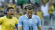 Smutný Uruguayec Diego Forlán zahodil penaltu a jeho tým prohrál v semifinále Poháru FIFA s Brazílií 1:2