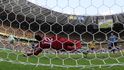 Brazilský gólman Júlio César vyráží penaltu Forlána v semifinále Poháru FIFA. Brazílie vyhrála 2:1 a slaví postup do finále