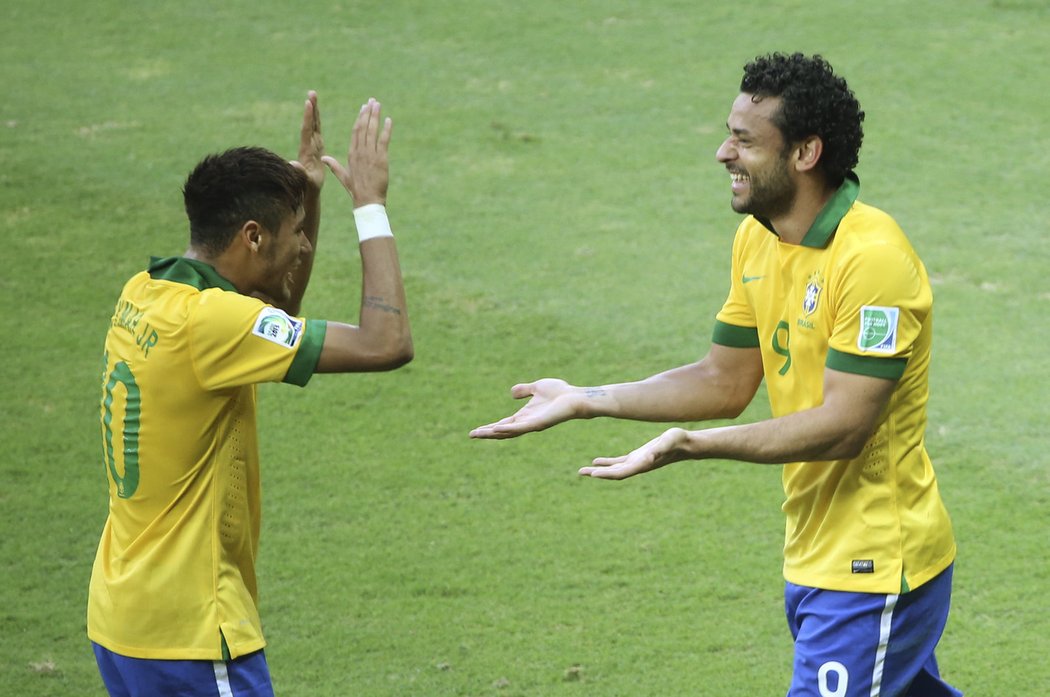 Brazilská radost. Špílamchr Neymar slaví trefu se spoluhráčem Fredem. Brazílie vyhrála v semifinále Poháru FIFA nad Uruguayí 2:1