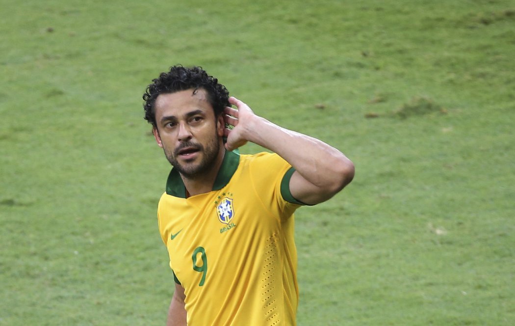 Brazilec Fred se raduje. Vstřelil první gól Brazílie v semifinále Poháru FIFA a jeho tým nakonec vyhrál nad Uruguayí 2:1
