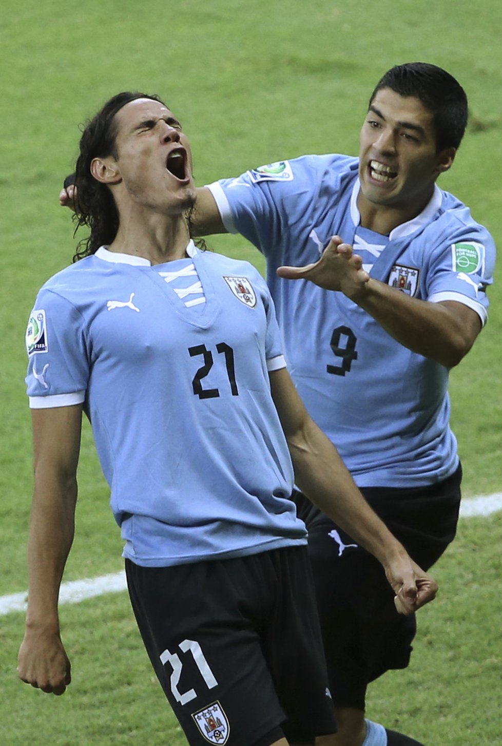 Uruguayec Edinson Cavani vyrovnává v semifinále Poháru FIFA s Brazílií na 1:1, ale nakonec se těšili z postupu Brazilci po výhře 2:1