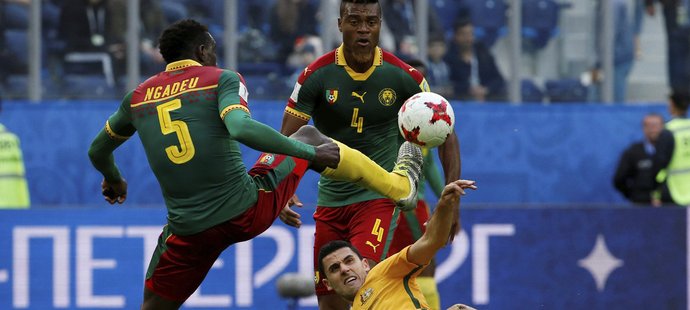 Slávista Michael Ngadeu v dresu Kamerunu v zápase proti Austrálii