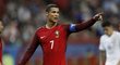 Cristiano Ronaldo jako kapitán Portugalska udílí pokyny svým spoluhráčům
