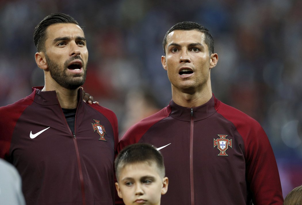 Cristiano Ronaldo se spoluhráčem před zahájením zápasu