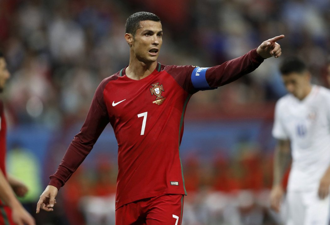 Cristiano Ronaldo jako kapitán Portugalska udílí pokyny svým spoluhráčům