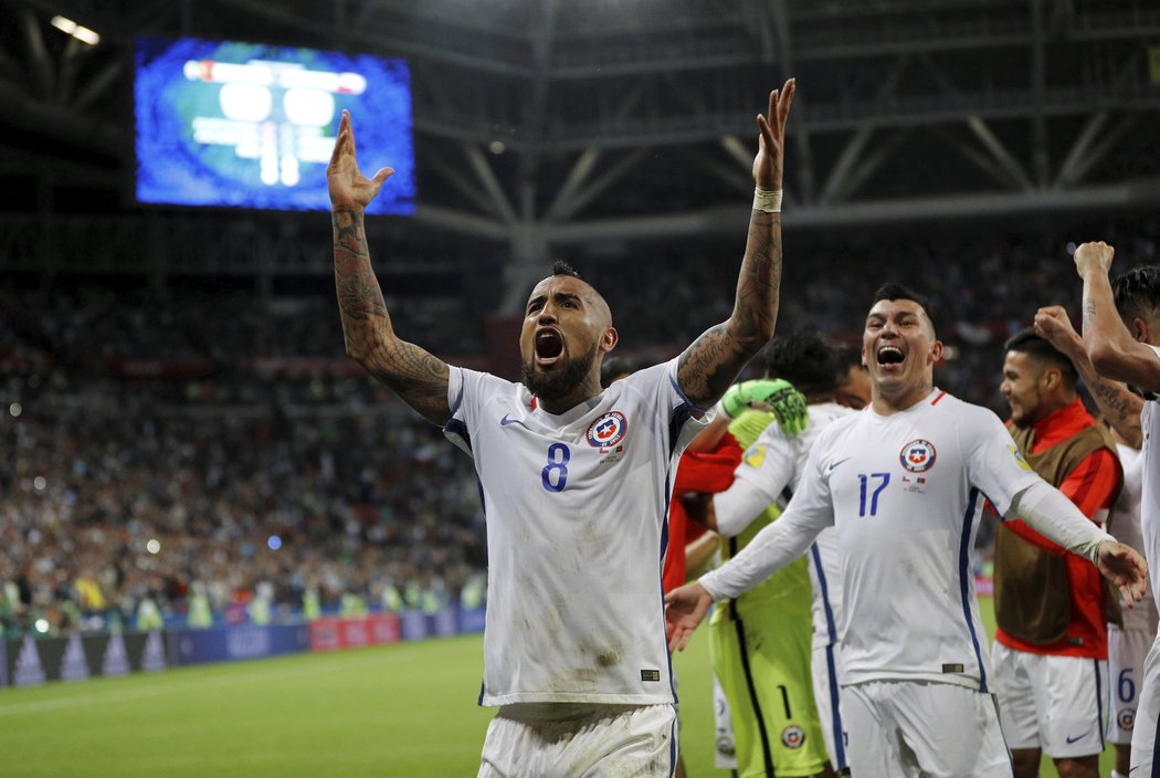 Arturo Vidal (vepředu) se může radovat, on i jeho Chile postupují do finále Poháru FIFA