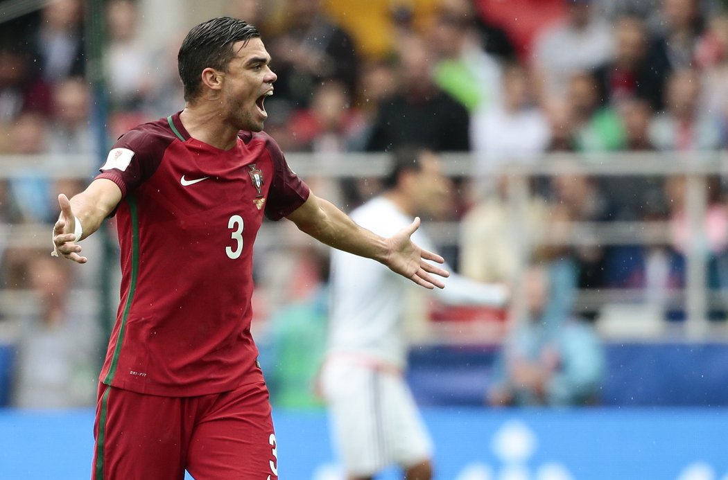Pepe se stal hrdinou Portugalců, když v první minutě nastavení vybojoval prodloužení